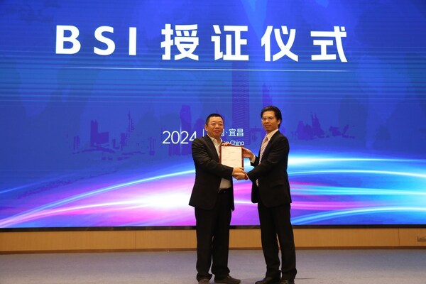 图左：湖北及安盾消防科技有限公司董事长 李先军；图右：bsi大中华区产品认证总监 朱燕欢