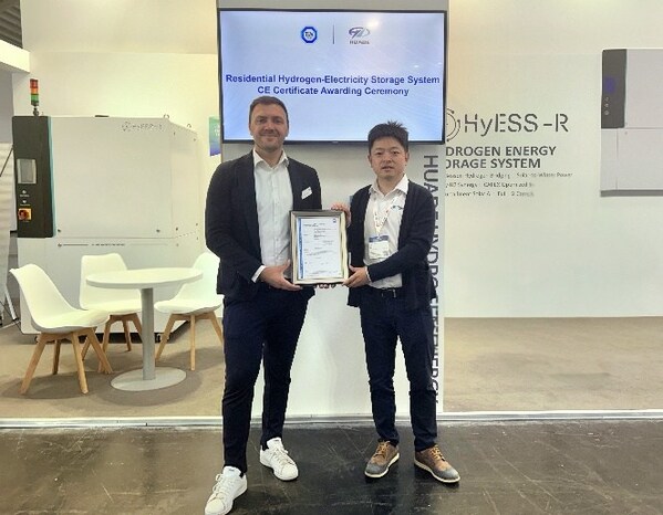 tüv南德（左）为江苏铧德（右）颁发ce证书